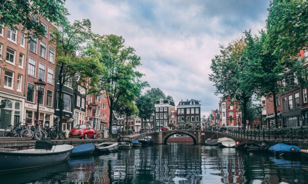 Amsterdam verkennen op twee wielen: Een gids voor het huren van een bakfiets